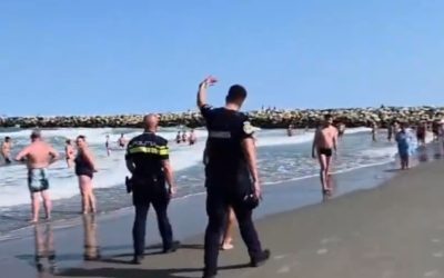 Litoral: Turiști sfidează interdicția, salvatori intervin pe mare