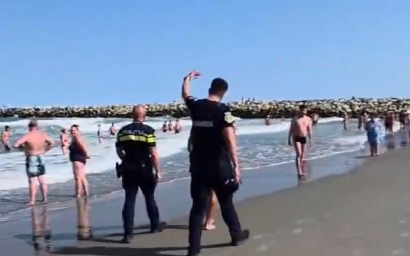 Litoral: Turiști sfidează interdicția, salvatori intervin pe mare