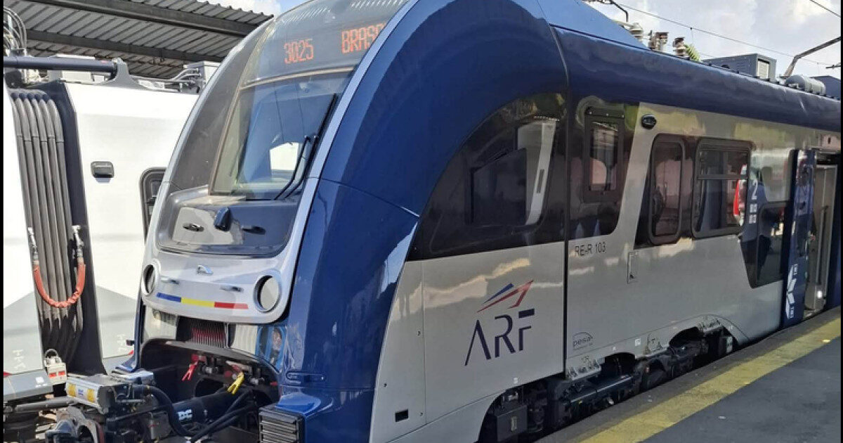 Primul PESA a ieșit din gară. Miruță: „Erau blocate-n buruieni”
