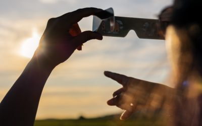 Eclipsă și Perseide azi: Când și unde vezi spectacolul pe cer