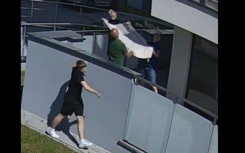 Trei polonezi prind un copil căzut de la etajul 5