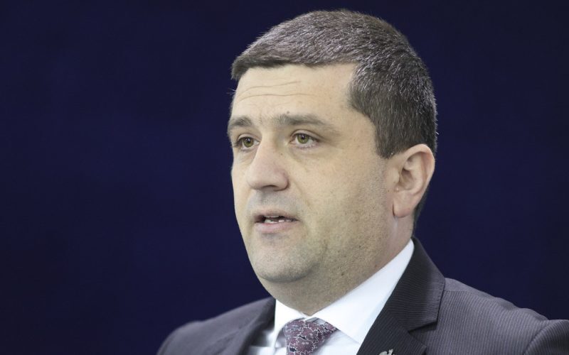 Miruță către Grindeanu: Ceasul la mână, pe autostradă!