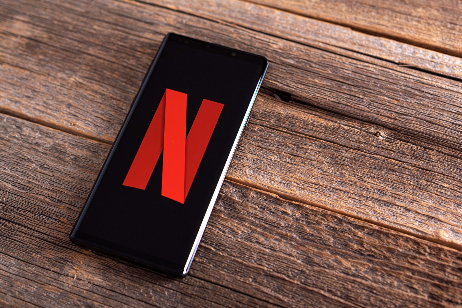 Disney+ și Netflix testează abonamente gratuite cu reclame, după scumpiri