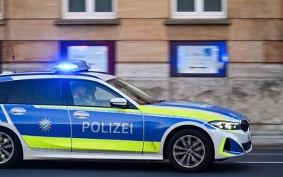 Un șofer român de microbuz a fost dat jos de la volan de polițiștii din Germania. Un pasager i-a luat locul