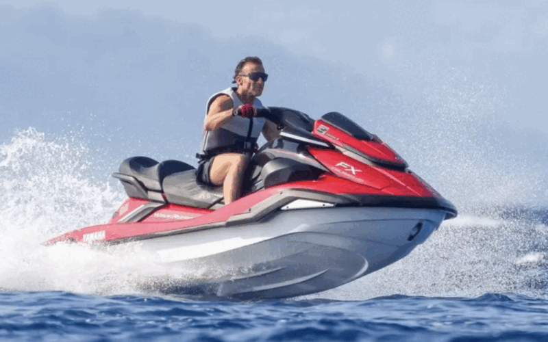 Macron pe jet-ski stârnește furtună în Franța