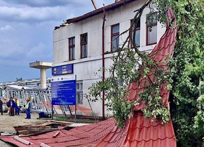 Letépte a szél a tető egy részét.
