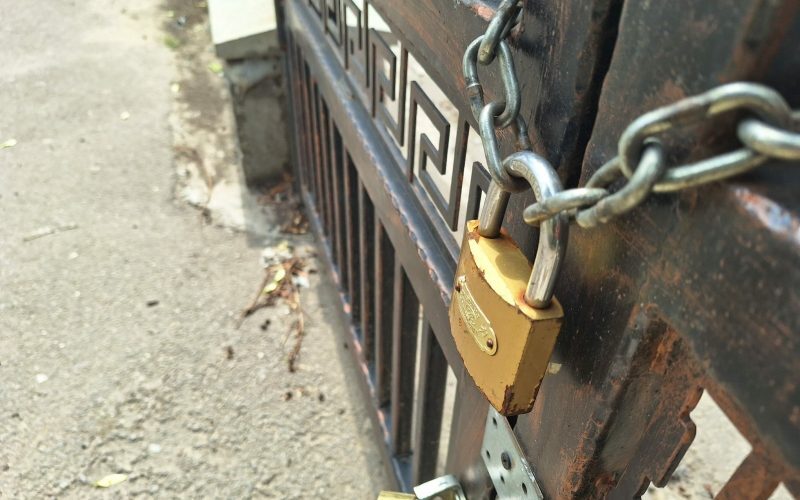 Primarul Buzăului amenință școlile: Fără acces la terenuri de sport pe vară
