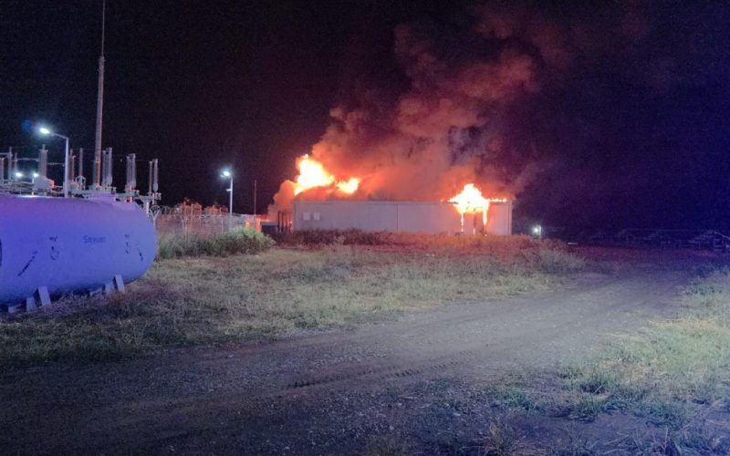 Incendiu-monstru la hala cu baterii din Buzău. Echipaje din 3 județe luptă cu flăcările