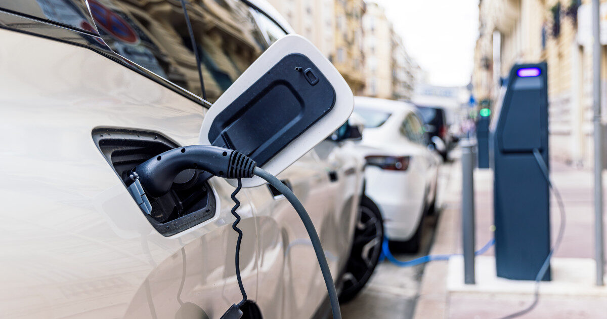 Caniculă și mașini electrice: Bateria rezistă la soare?