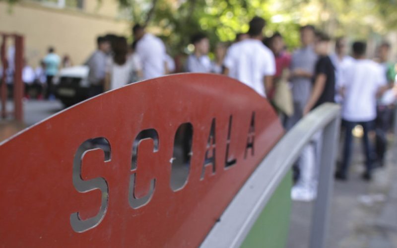 Bolojan, despre burse: Le suspendăm în vacanțe