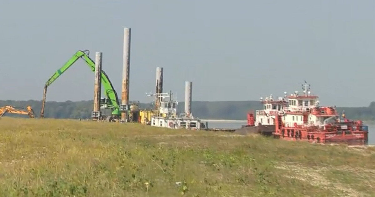 Dunărea seacă la Cernavodă. Operațiune pe barje, blocată