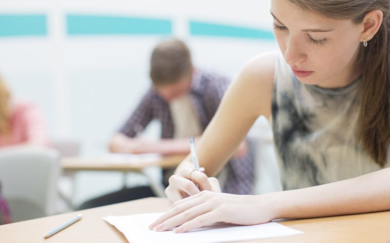 Bac 2026 toamnă: Peste 33.000 candidați la probele scrise. Orar examen