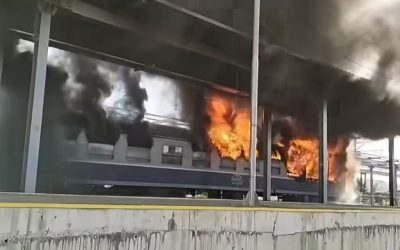 Vagon de tren în flăcări în gară. Anunțul CFR