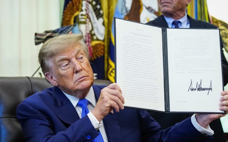 Trump, noi sfaturi despre vaccinuri și autism: „Doză cât o sticlă de suc”