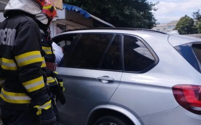 Șofer în haos: Mașină pulverizată într-un chioșc din Roman