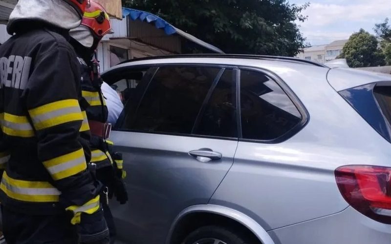 Șofer în haos: Mașină pulverizată într-un chioșc din Roman