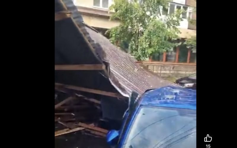 Sibiu: Acoperiș de bloc, prăbușit peste mașini