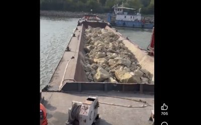 Dunărea înghite două barje: Imagini din fața Bratsului Bala