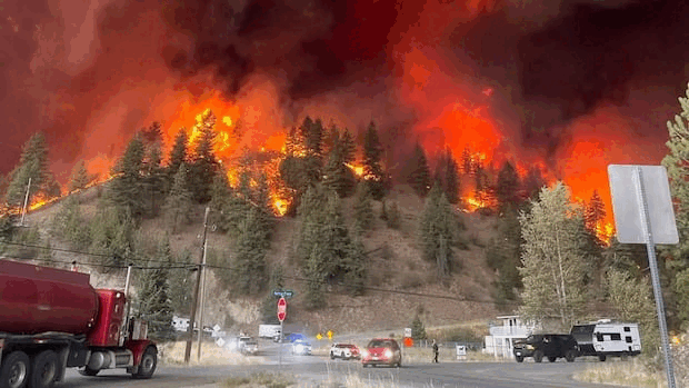 Canada: Urgență maximă! Incendiu lasă 20.000 de oameni pe drumuri