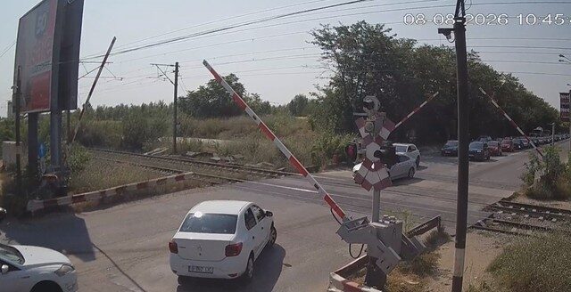 Șoferi curajoși pe calea ferată: CFR cere Poliția