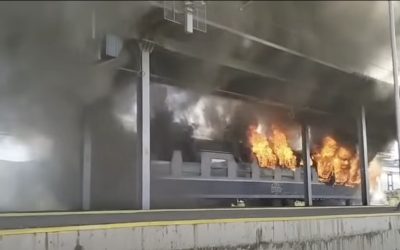 Foc la o gară din Timiș: Vagon de tren Regio ars, călători evacuați