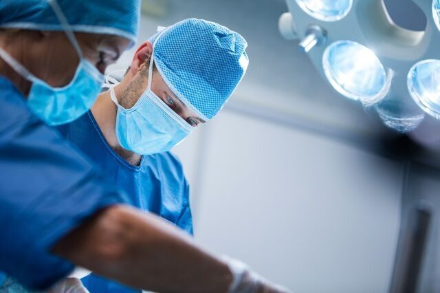 AI salvează vieți: Prima tumoare cerebrală extrasă cu inteligență artificială