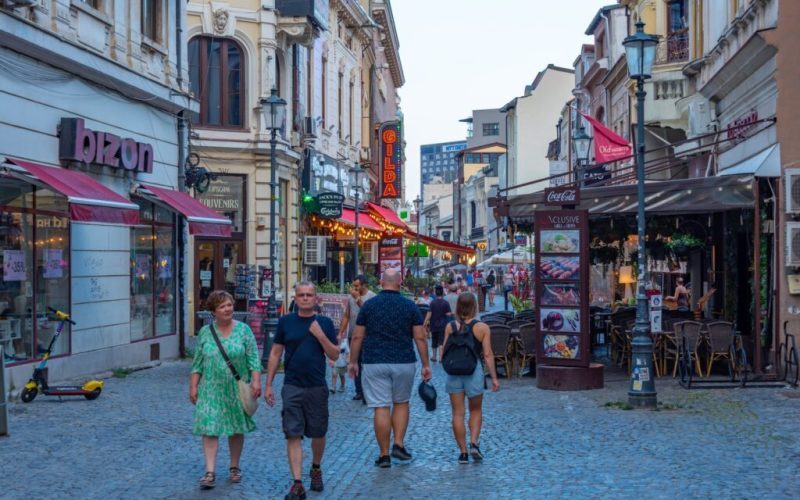 Românii fug de țară: De ce vacanțele interne pierd teren