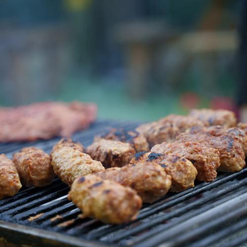 Carne românească sub lupă UE: Aditivi dubioși și vitamina B1 lipsă