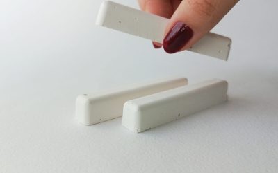 Cretă în dulap: Trucul simplu contra umezelii din haine