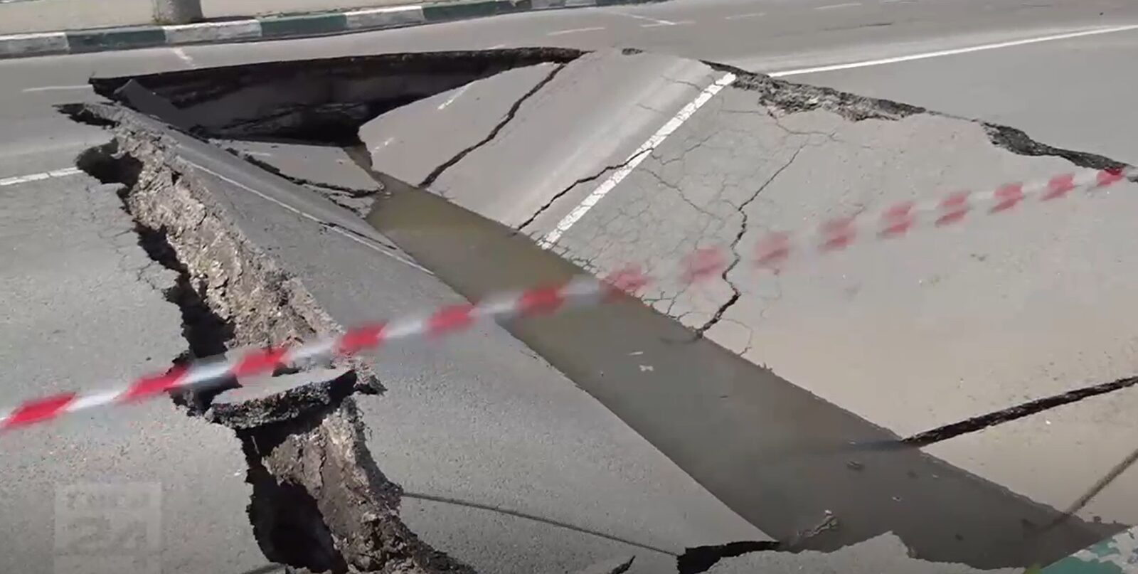 Șosea prăbușită în București, intervenție Apa Nova