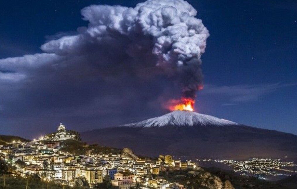 Etna blochează Catania: Erupții vulcanice pe aeroport