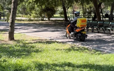 Glovo în Cișmigiu: Scuterul a luat-o razna