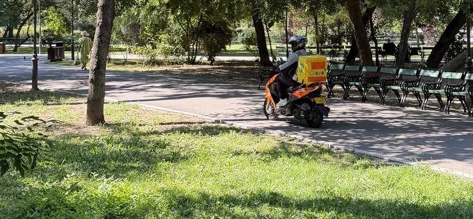 Glovo în Cișmigiu: Scuterul a luat-o razna