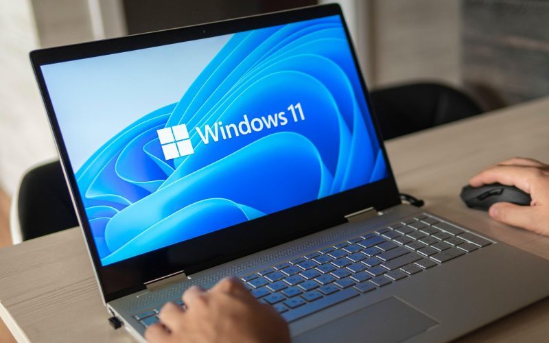 Laptop lent în priză? Windows 11 îți taie performanța