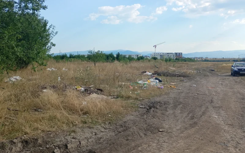 Terenul spitalului din Sibiu, transformat în groapă de gunoi ilegală