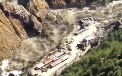 Opt morți, aproape 400 de turiști dispăruți într-o catastrofă