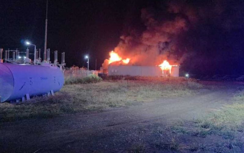 Incendiu la hală de baterii în Stâlpu, Buzău