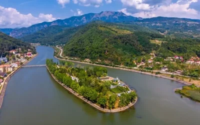 Insula cu biserică veche de 500 de ani, ridicată 6m