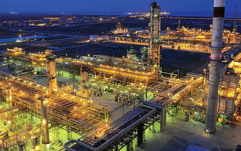 Incendiu la Aramco: Tensiune pe piața petrolului după atac cu dronă