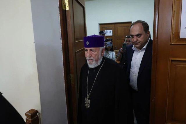 Șeful Bisericii Armene, judecat. Tensiuni cu Rusia, conflict cu guvernul