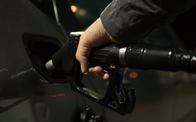 Motorina, mai ieftină: Finanțele taie acciza la august