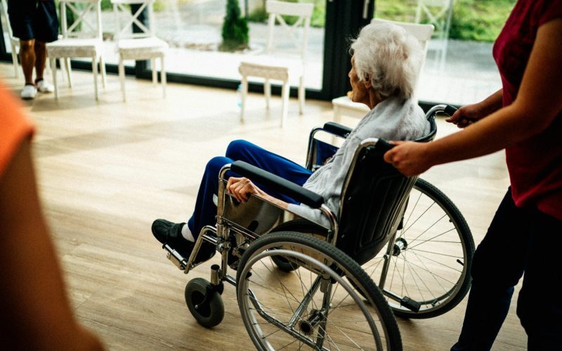 Control șoc la centru privat Neamț: 7 bătrâni relocați, autoritățile au găsit