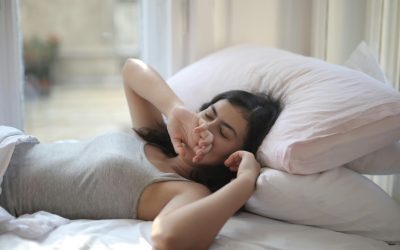 Adolescenții: Somnul, cheia notelor și a vieții sociale