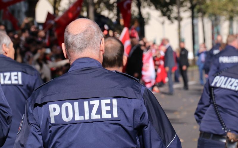 Români țintă în Austria: Fals polițiști inventează infracțiuni
