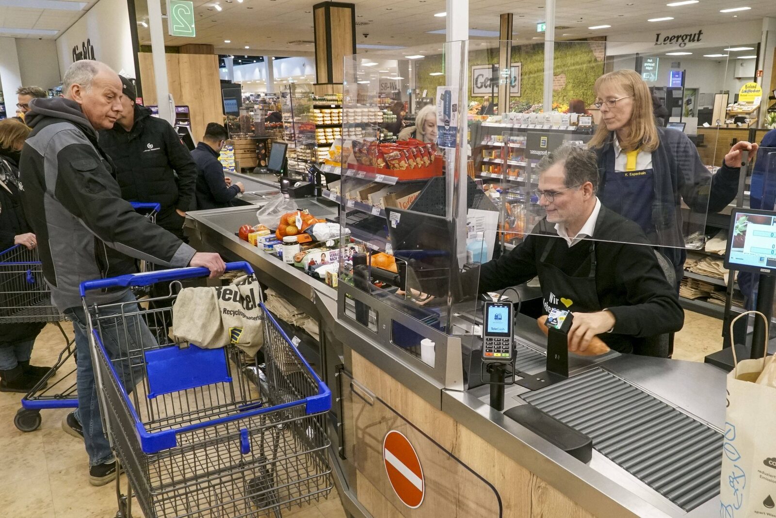 Coșul cu alimente devine din nou un lux: Prețuri record
