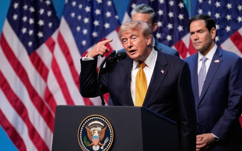 Trump, ascuns pe un avion secret: „Sunt ținta multor amenințări”