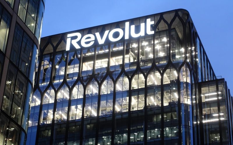 Revolut: Bani blocați pe bandă rulantă. Sute de clienți, în prag de disperare