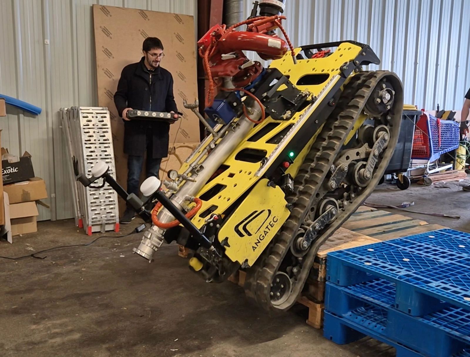 VIDEO: Roboțel din București, erou anti-dronă și pompier