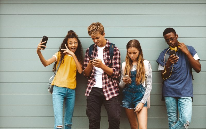Meta, amendată cu 567 mil. $! Facebook și Instagram, restricții pentru adolescenți
