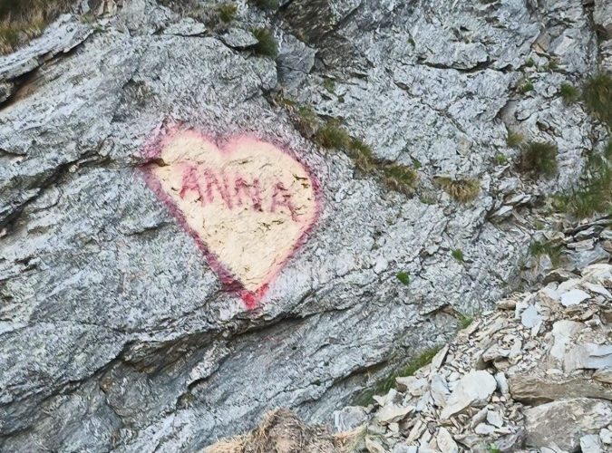 Amendă uriașă pentru mesaje pe stânci. Cazul „Anna, eu spun să te mai gândești”